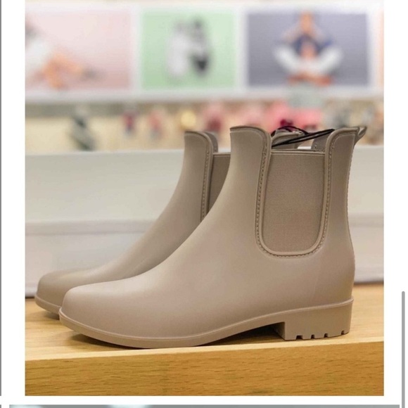 Shoes - Nude Chelsea boots